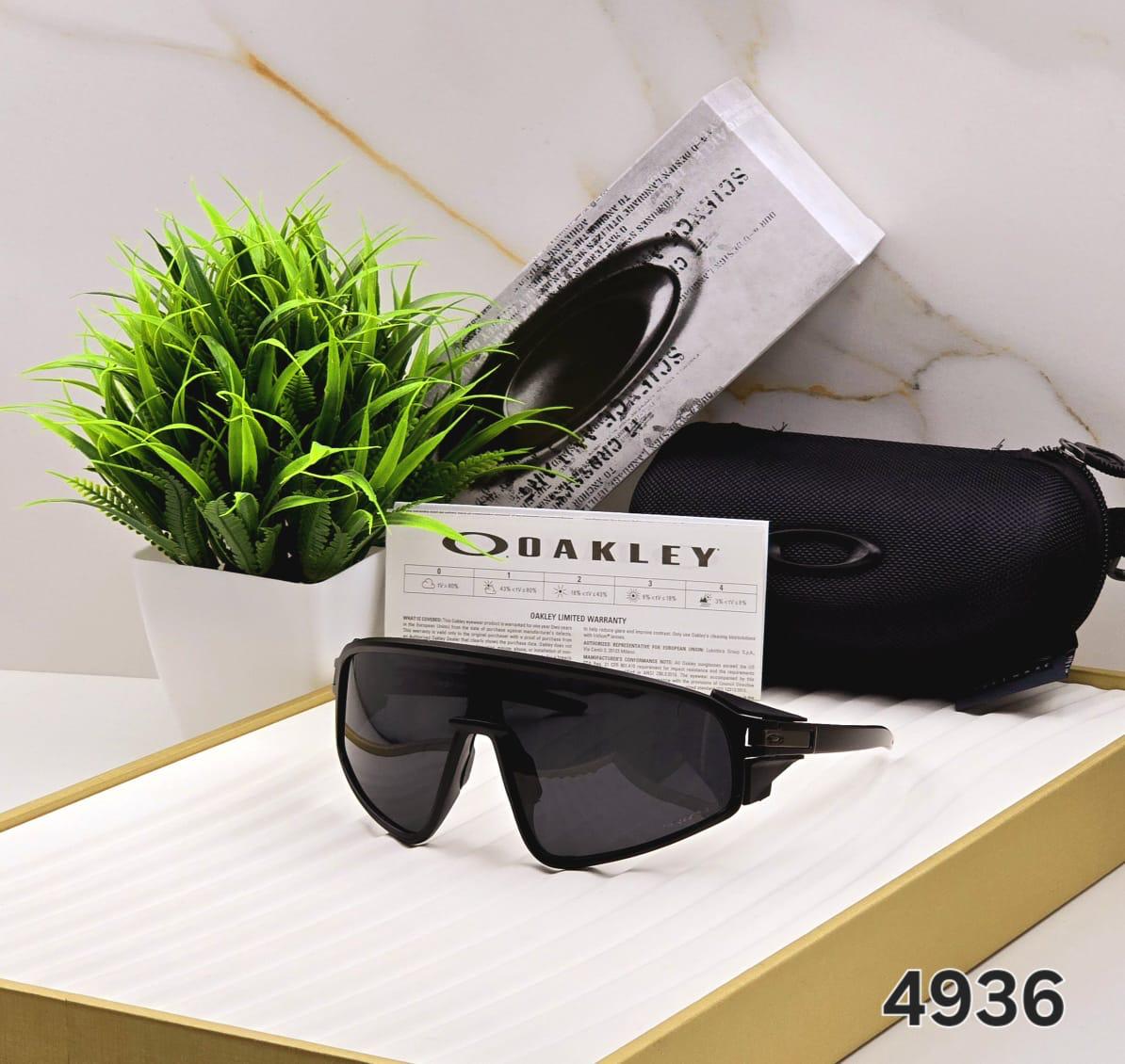 Oakley Latch Panel ( Black & Black )
