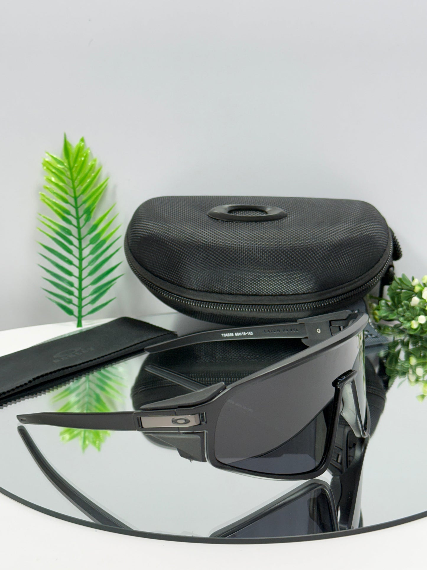 Oakley Latch Panel ( Black & Black )