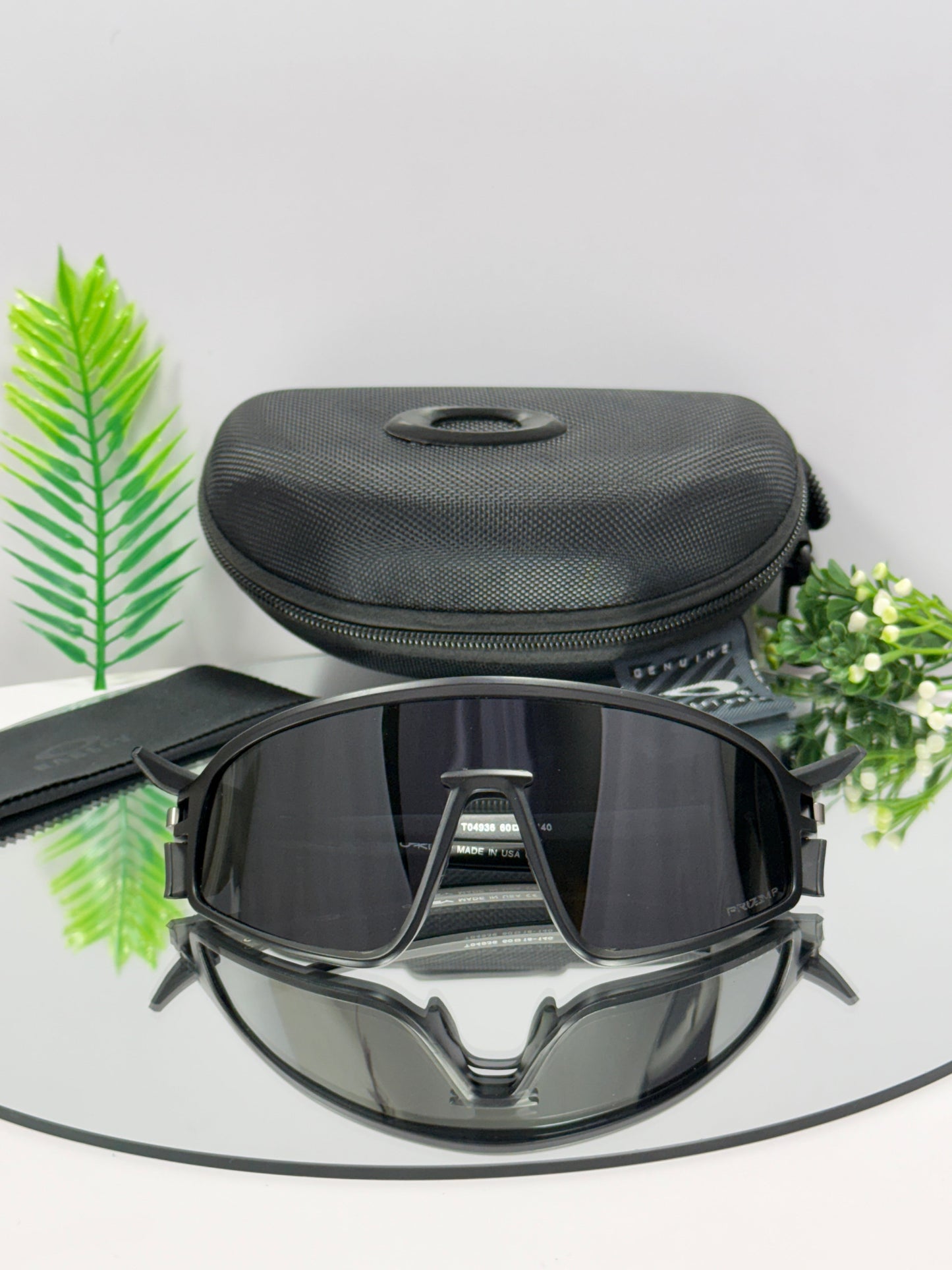 Oakley Latch Panel ( Black & Black )